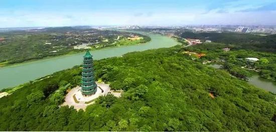 它原来叫荔园滨水公园,建于南宁青秀山脚下荔园山庄附近的江边,于2009