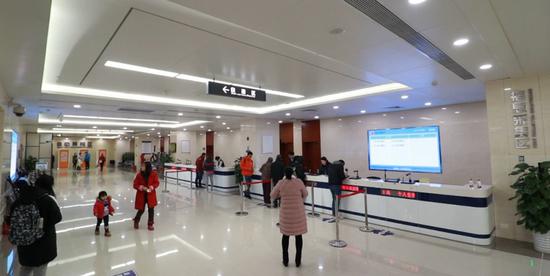 免费拍照、自助办签注 在南宁办理出入境证件