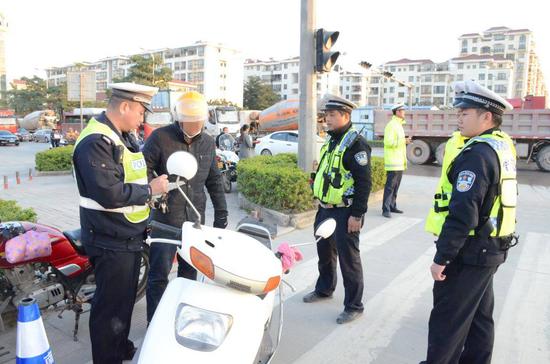 奇葩!南宁一男子有C1驾照还要买报废摩托车来