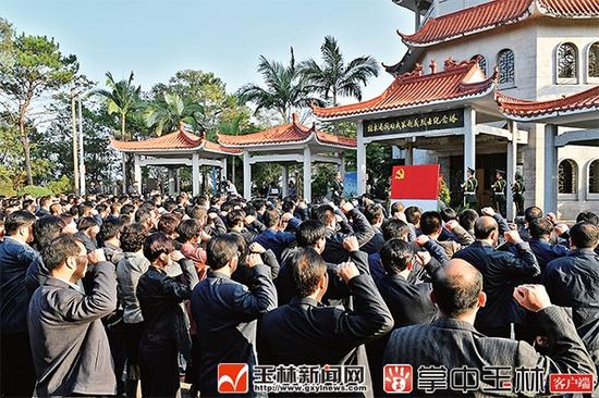 12月5日,全市厅级领导和处级主要负责同志学习贯彻党的十九大精神专题研讨班的党员专程来到桂东南抗日武装起义烈士纪念塔,敬献花篮,集体重温入党誓词。(记者 蒋寿荣 摄)