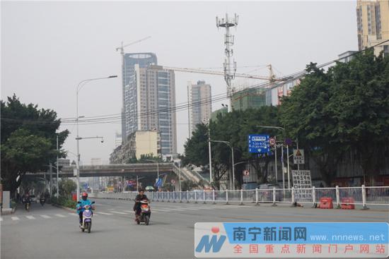 明秀东路增设封闭施工提示牌。