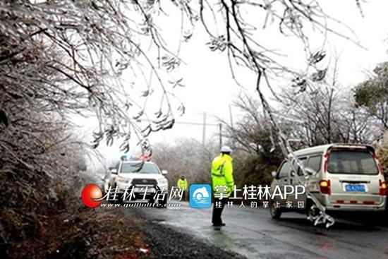 全州交警正在路面执勤。 通讯员伍建文 摄
