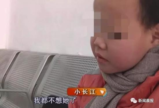 心酸!6岁男孩寒冬送快递 背后的故事令人唏嘘