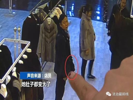 两女子逛完服装店出来肚子变大 竟藏价值3万皮