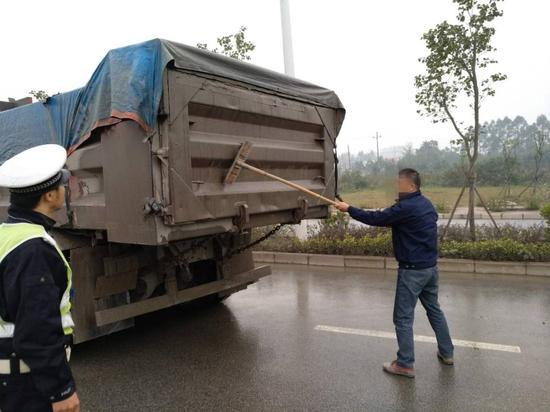 南宁交警查车 一天查处工程运输车辆违法行为