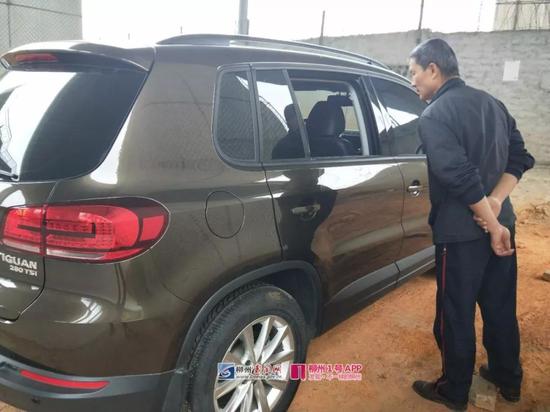 孔先生买菜回来发现车窗被砸,车上没有放任何财物,这辆大众途观是他去年七月买的新车。