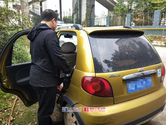 梁先生的乐驰车左后车窗被砸破