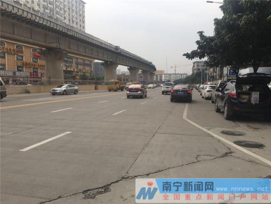 明秀东路南一里双向六车道通行,单幅为三机一非,基本满足市民绕行出行需求。