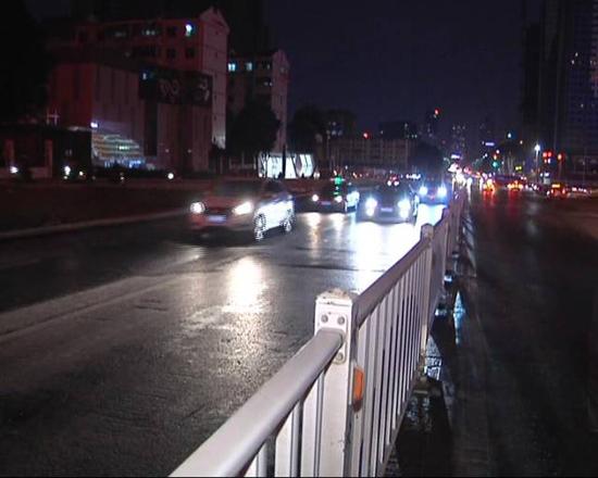 南宁一男子酒驾被查 他不配合检查还咬了交警