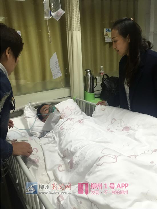 学校老师到医院看望受伤的小梁