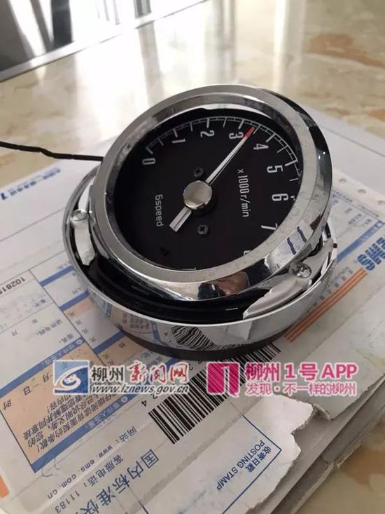 从图中可以看到仪表盘脱落损坏,后视镜损坏
