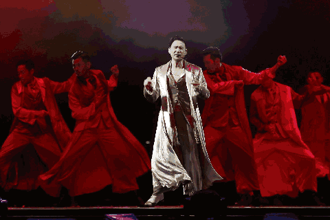 张学友演唱会3万人共唱经典 交警每分钟疏导超500人