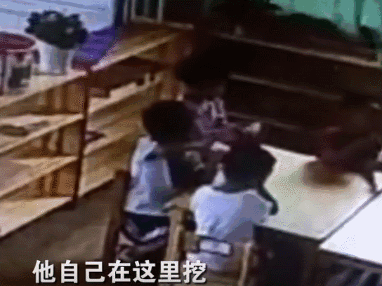 孩子难受,想把东西抠出来