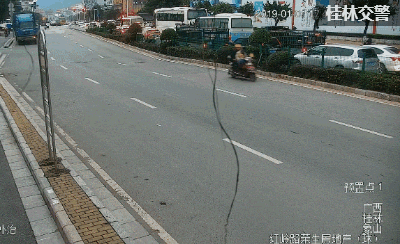 在连续的失控操作后货车撞向路边的绿化带