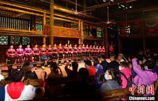 9月26日，在广西桂林市龙胜各族自治县龙脊镇黄洛瑶寨歌舞场，瑶族群众在表演长发梳妆。　潘志祥　摄