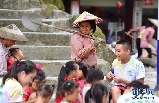 志愿者的户外课堂引来村民注意。