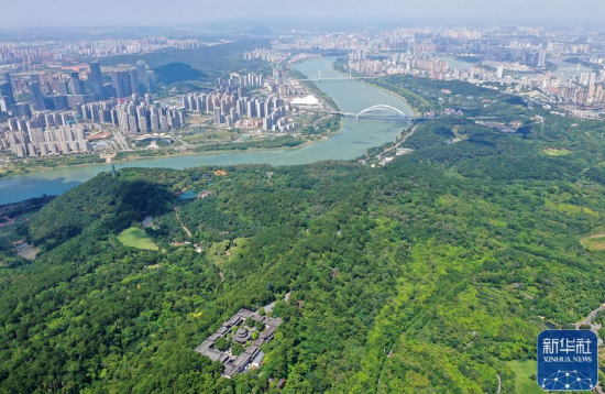  ↑这是广西南宁市邕江两岸景色（2021年7月14日摄，无人机照片）。