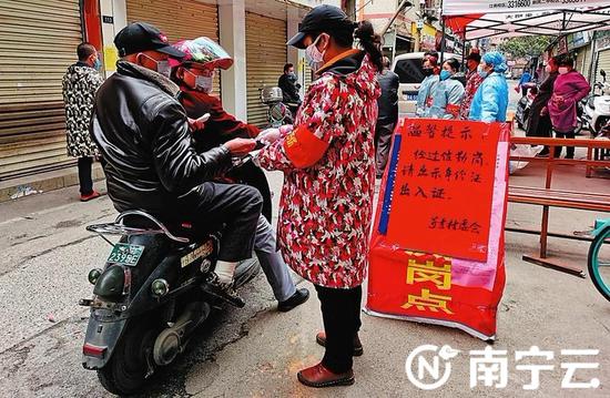 万秀村工作人员严格核对进入人员信息