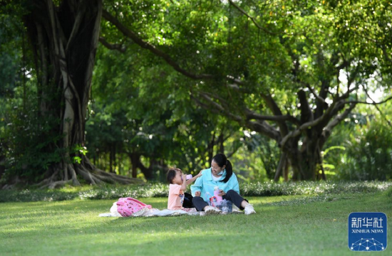  ↑市民在广西南宁市南湖边休闲（2021年10月12日摄）。