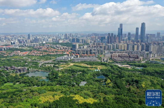  ↑这是广西南宁市城区景色（2021年7月14日摄，无人机照片）。