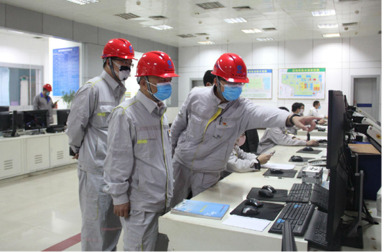 (图为广西投资集团北海电厂职工在生产一线)