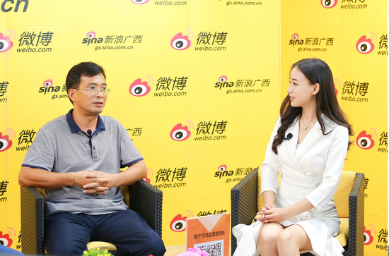南宁市场监督解决局特种设备平安监察科唐君荣科长(左)