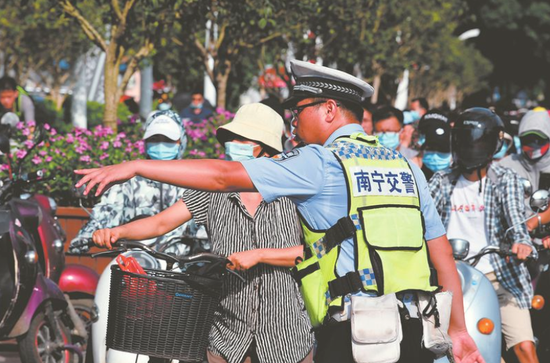 民警上路指挥