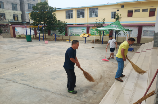 图为藤县和平镇木依村驻村工作队带领村委干部一起做好村委大院周报清洁卫生工作。