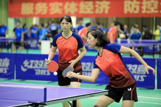 图为交通银行广西区分行队员到场女双比赛。