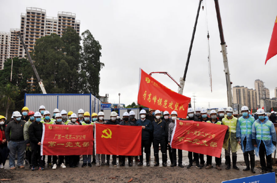 (图为建工集团全国道德模范获得者牙高峰主动请缨,组建“牙高峰模范攻坚队”志愿服务团体投身广西版“小汤山”邕武医院项目建设一线)