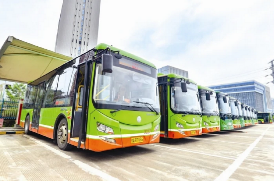 ▶新能源公交车运营，发挥示范引领作用。 （黄维业　摄）