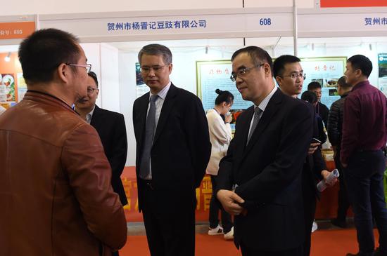 图为广西中行袁龙行长,李子营副行长与参会民营企业负责人交流,问诊企业金融服务需求
