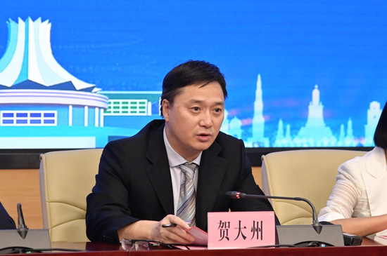 市发展改革委副主任 贺大州介绍大赛的总体情况