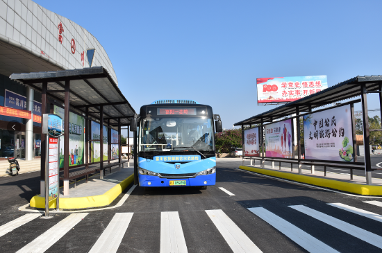 贺州市富川瑶族自治县客货邮融合示范路线运行的纯电动公交车。 毛俊人 摄