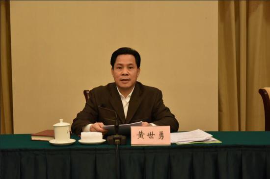自治区党委常委、政法委书记、自治区社区矫正工作领导小组组长黄世勇主持会议并讲话
