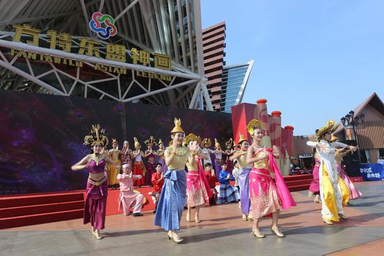 开园仪式,充满东南亚风情的舞蹈表演