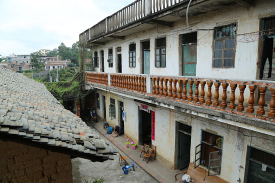 滕润鑫家族共住的村房。摄/黄媛