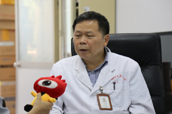 广西医科大学第一附属医院主任医师罗建明接受采访。摄/黄媛