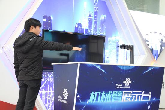5G技术前沿创新业务的5G互联网、无人机AI应用、智能机械臂等一一精彩呈现
