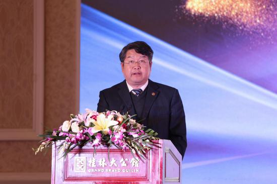 桂林银行党委书记、董事长王能上台致辞
