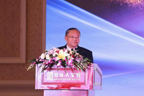 桂林日报社党组书记、社长覃澍上台致辞