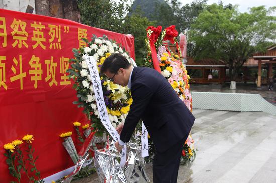 邮储银行河池市分行党委书记江耕平代表敬献花圈,整理挽联