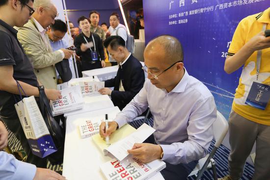 梁瑞安、傅海棠正在为读者签售新书《伟大的时代》。