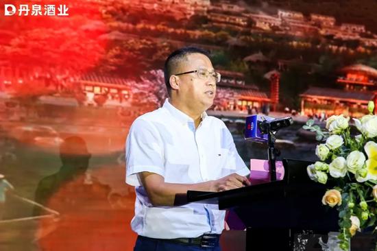 丹泉集团董事长吴荣全上台发言