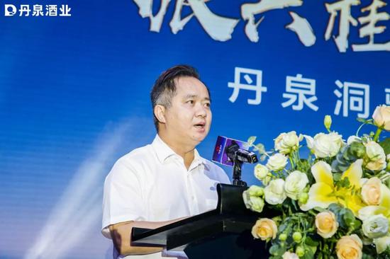河池市人民政府 党组成员 副市长 顾楠洲,首先登台为活动致辞