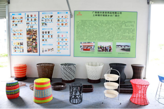 图为扶贫车间编织成品