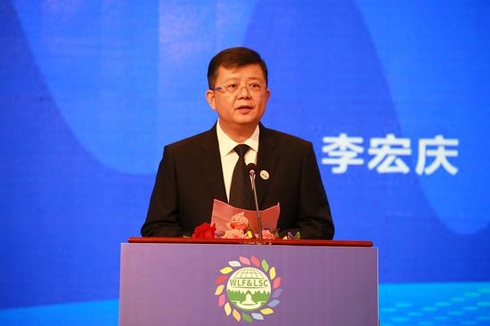 论坛大会主席、贺州市委书记李宏庆致辞。新浪广西 黄媛/摄