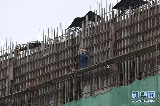 工人在大藤峡水利枢纽工程工地上捆扎钢管(8月10日摄)。新华社记者 曹祎铭 摄