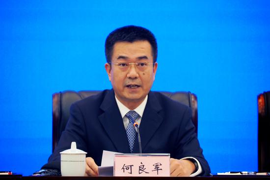 崇左市委副书记、市长何良军通报崇左市经济社会发展情况 周柳盈/摄