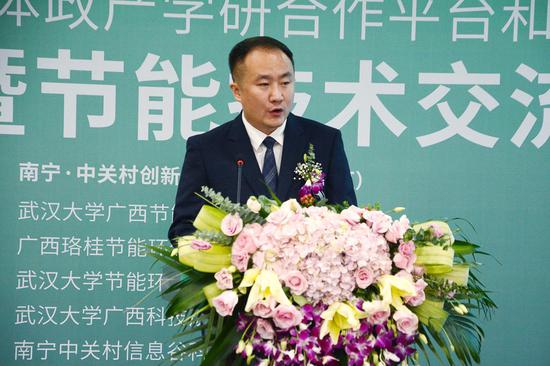 武汉大学节能环保研究院执行院长戢太林作筹建情况报告 陈梓予/摄